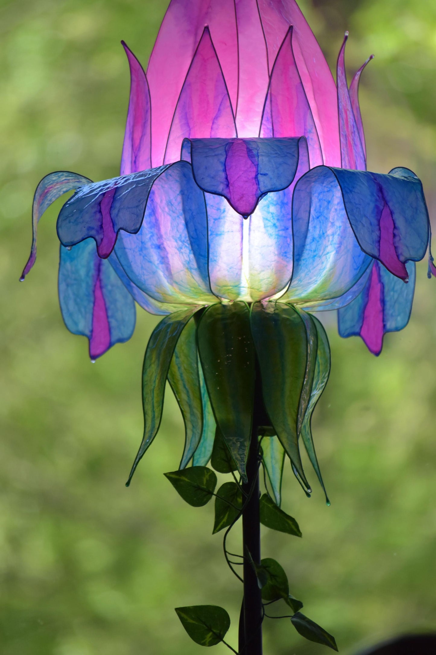 lampada a stelo con paralume in resina: forma di fiore colorato per arredamento ispirato alla natura