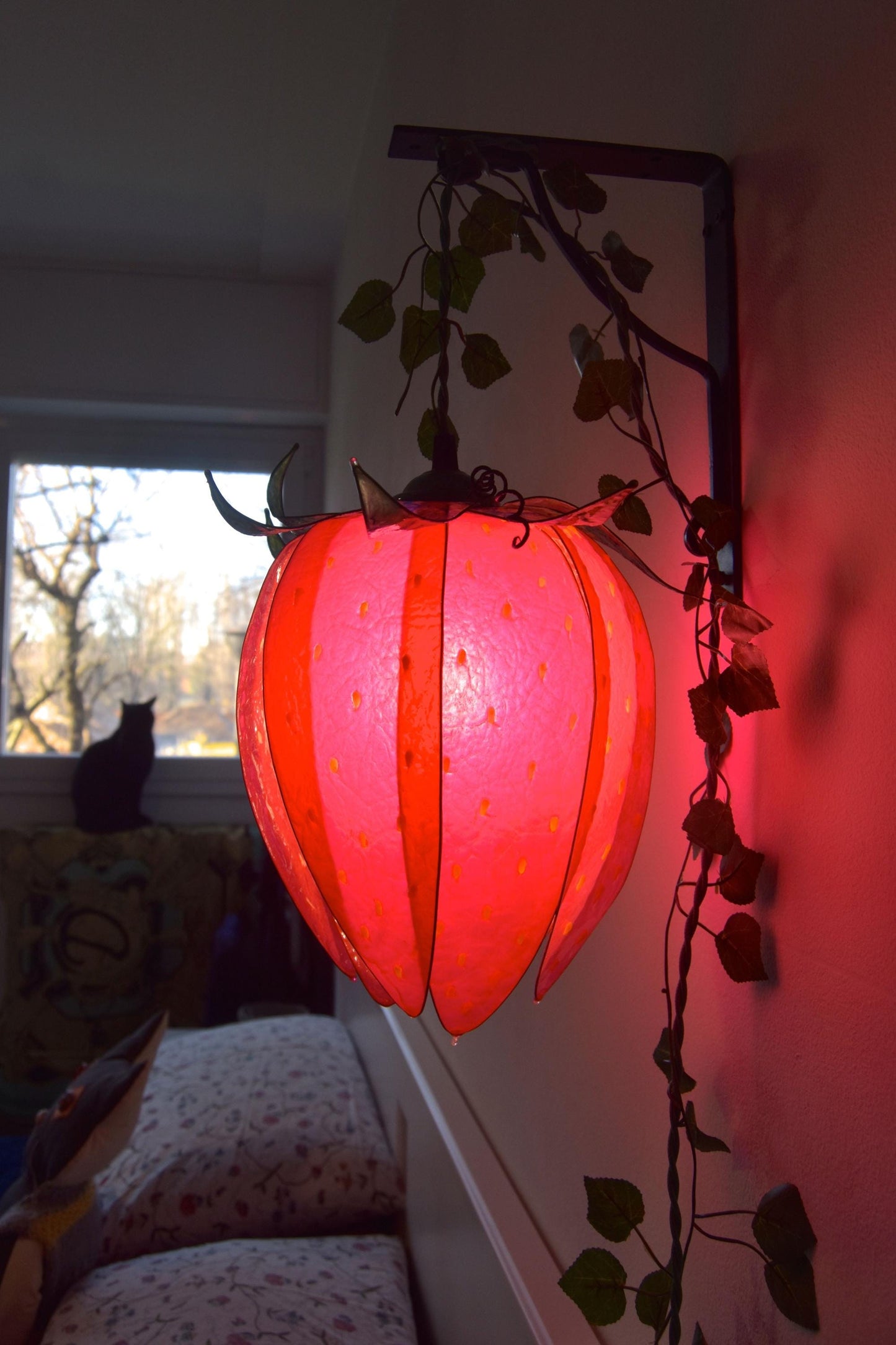 Lampada da appendere forma di fragola per stanza infantile ispirata alla natura