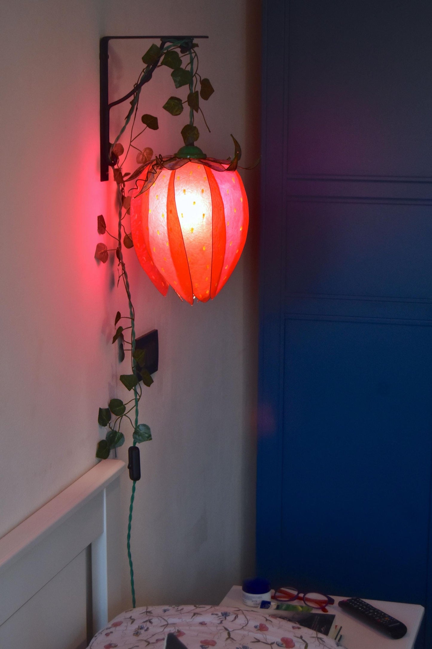 Lampada da appendere forma di fragola per stanza infantile ispirata alla natura