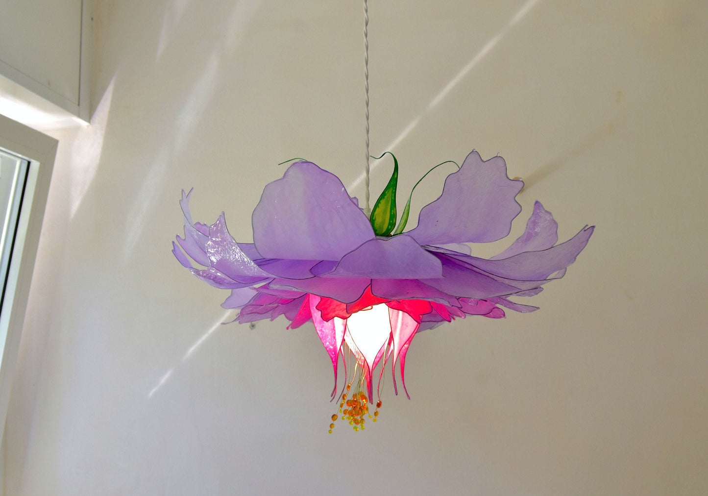 Lampada sospensione fiore viola rosa con 56 petali fatto e dipinto a mano