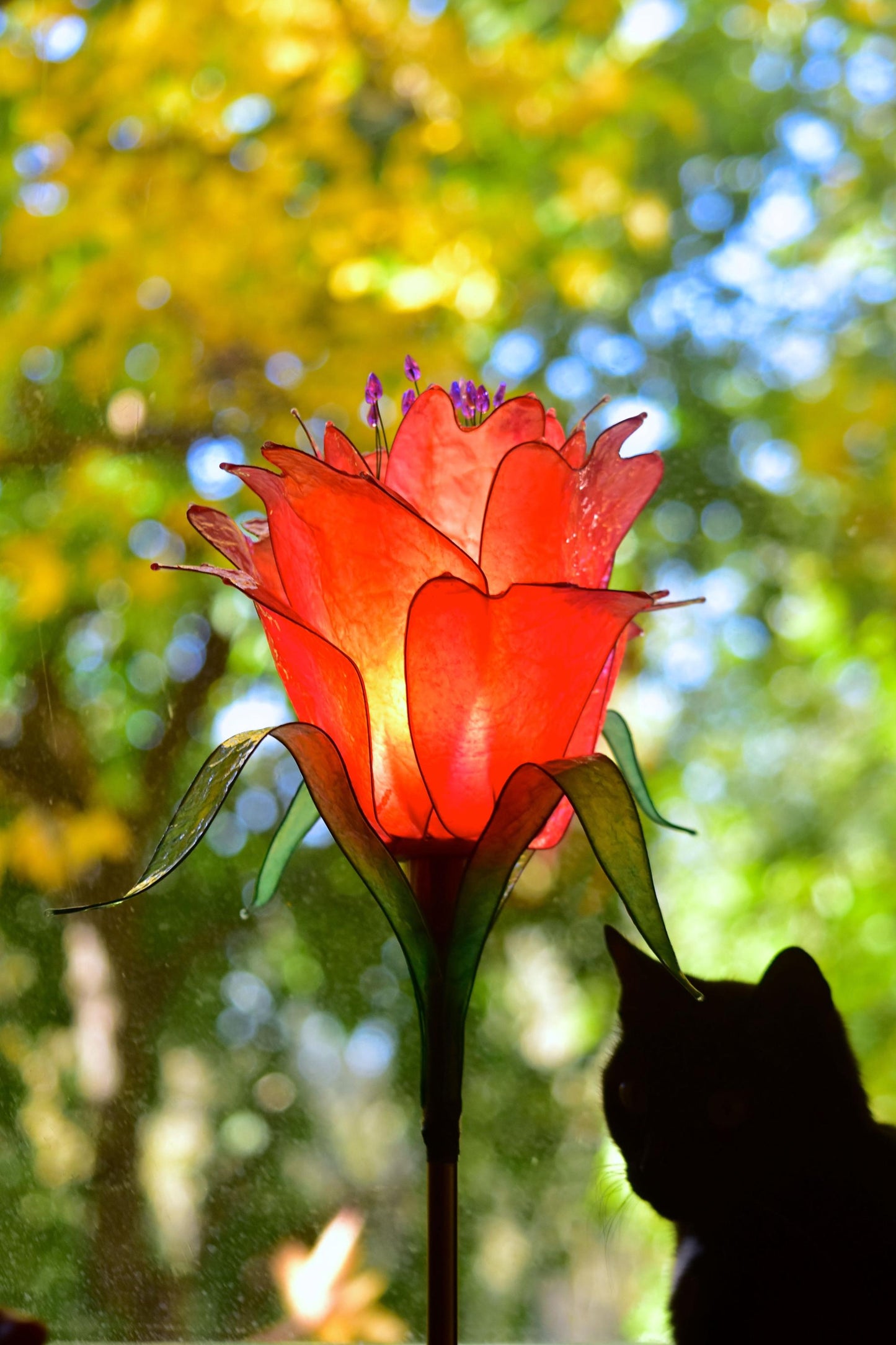 lampada da tavolo fiore rosso: pezzo unico di illuminazione fatto e dipinto a mano