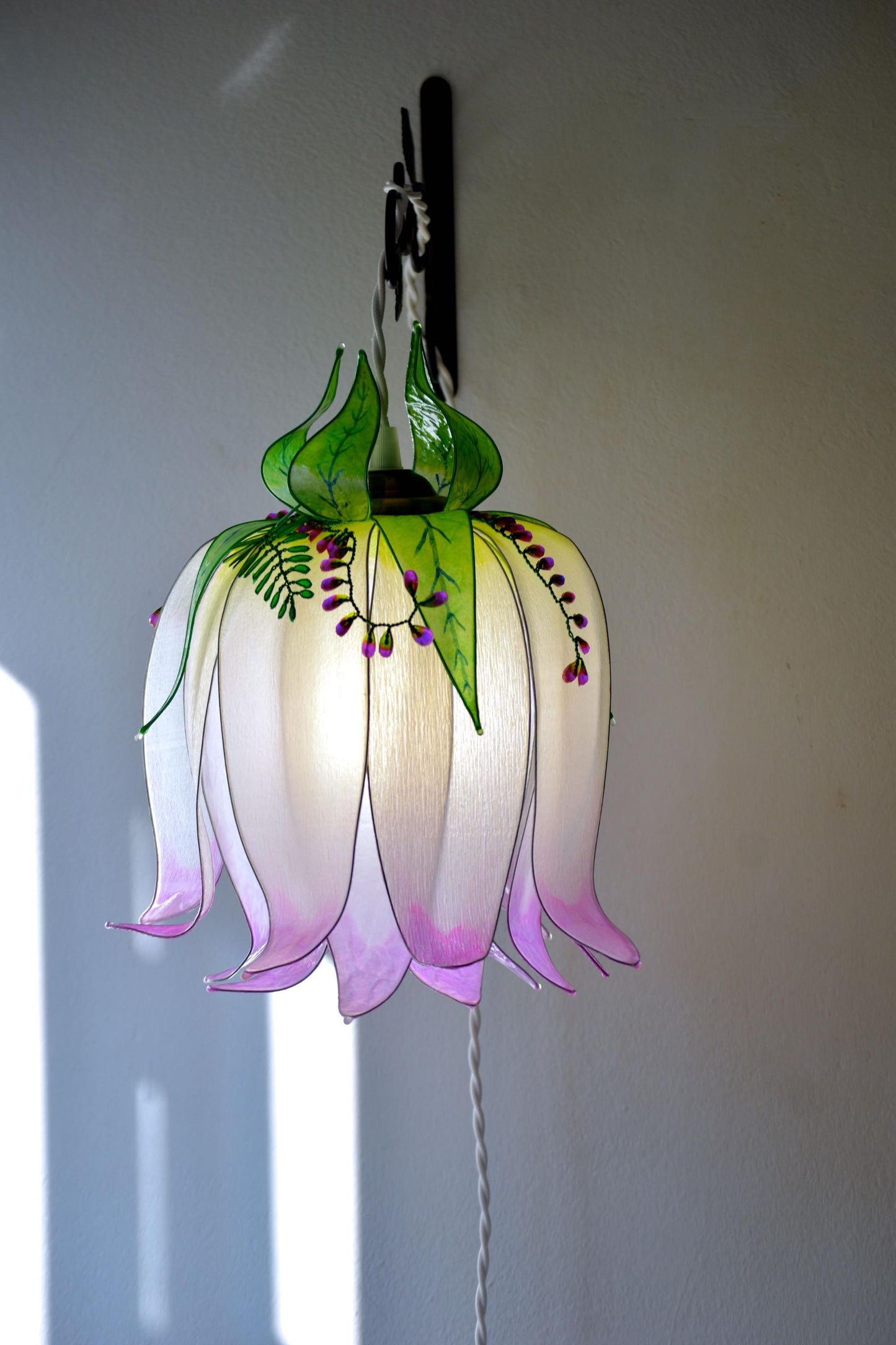 Lampada da muro forma di bocciolo di fiore bianco viola in resina dipinta a mano