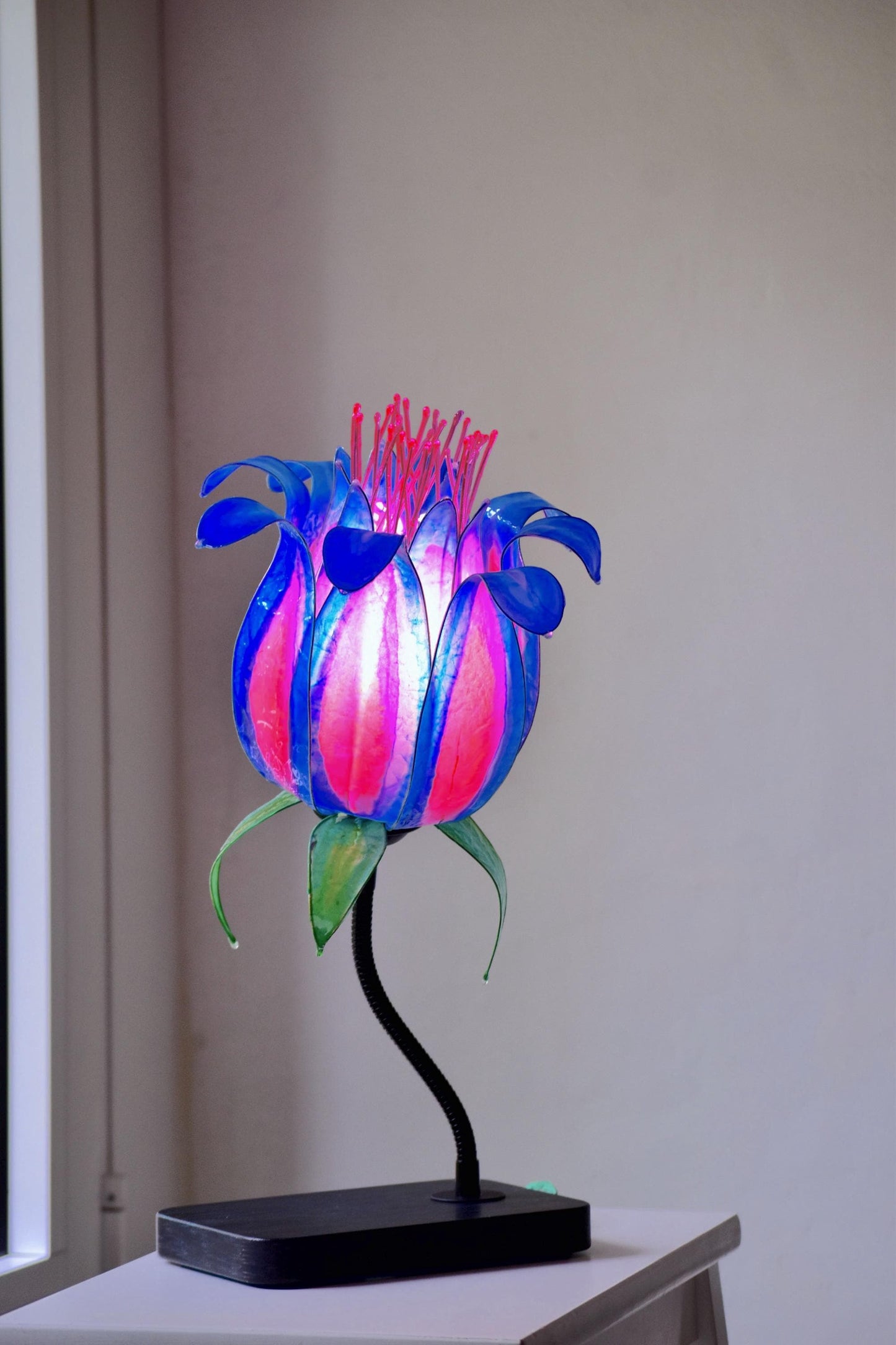 lampada da tavolo a forma di fiore fiabesco fatta dipinta a mano in resina