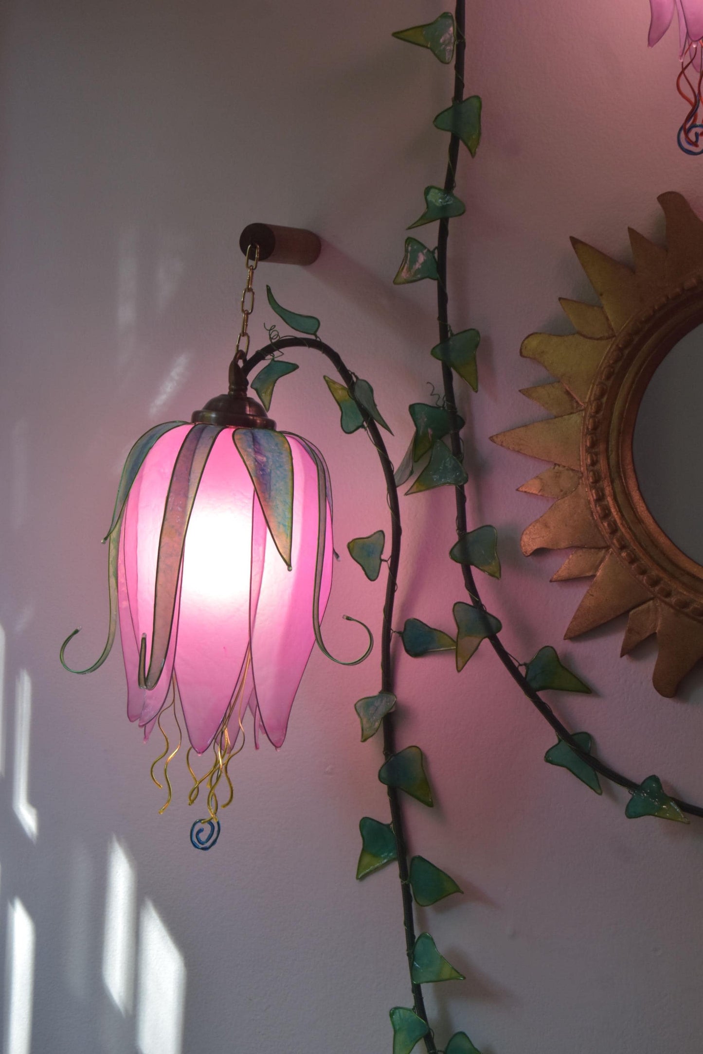 lampada da parete a 3 luci: boccioli luminosi di fiori rosa rampicanti
