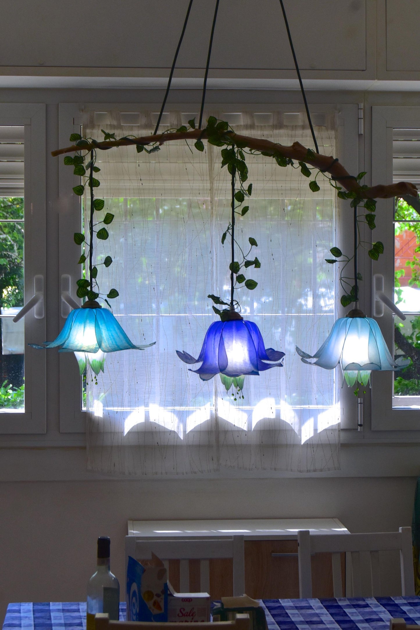 lampada a sospensione a 3 luci floreali blu e bianco per ambiente romantico e fiabesco