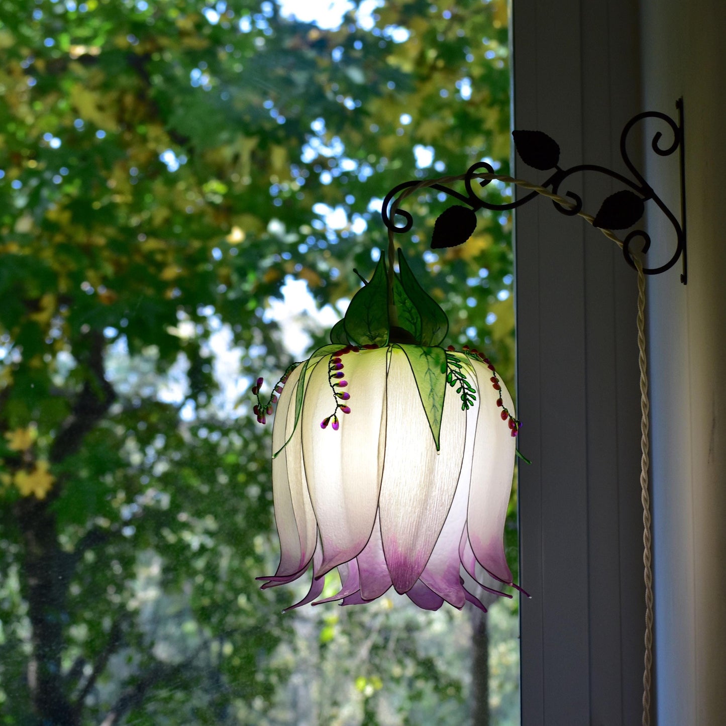 Lampada da muro forma di bocciolo di fiore bianco viola in resina dipinta a mano