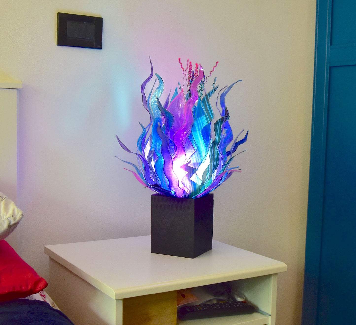 lampada da tavolo moderna fatta a mano in resina con forme colori di piante marine