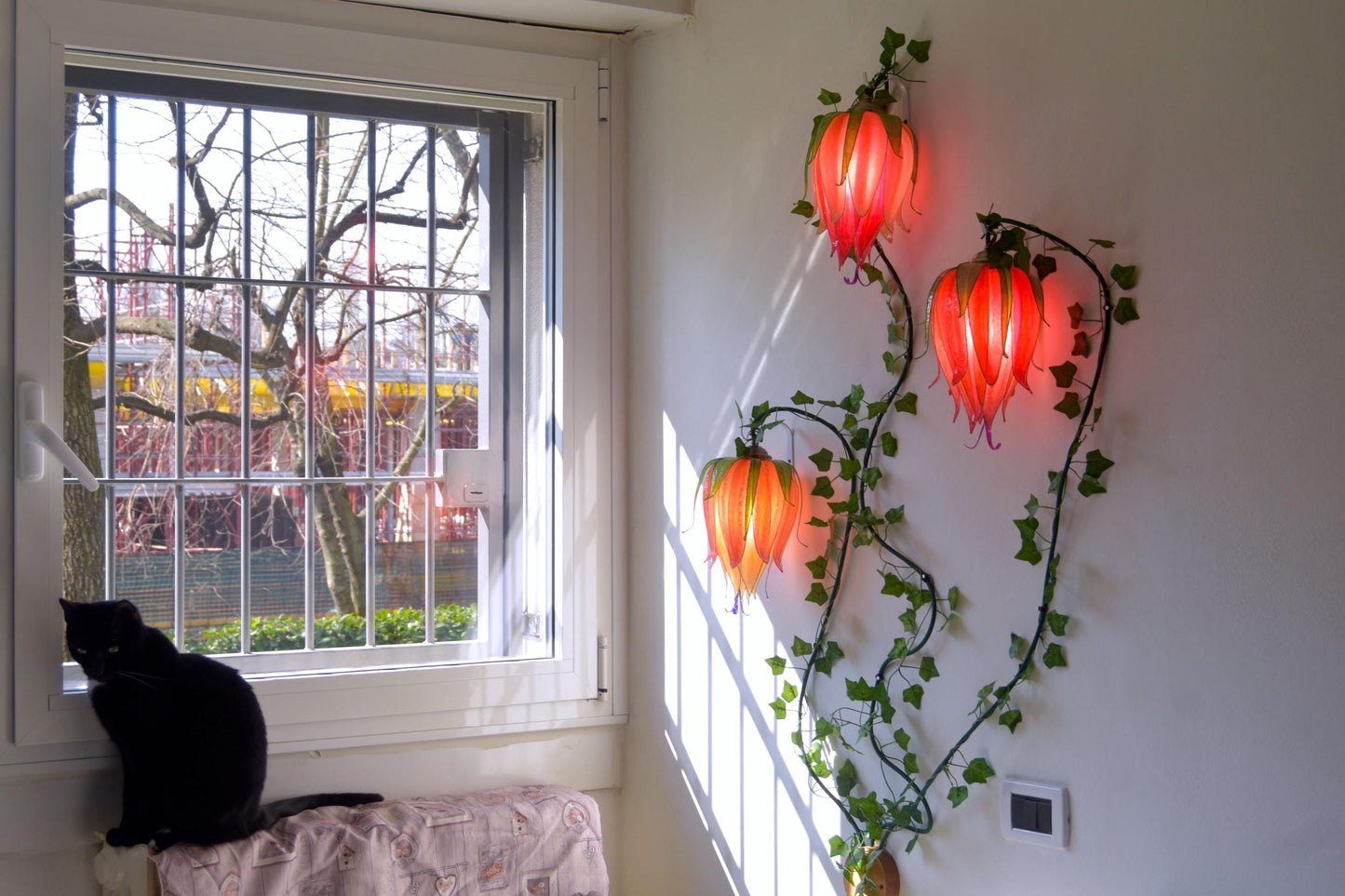 lampada da parete 3 fiori rampicanti arancioni in resina, pezzo unico fatto dipinto a mano