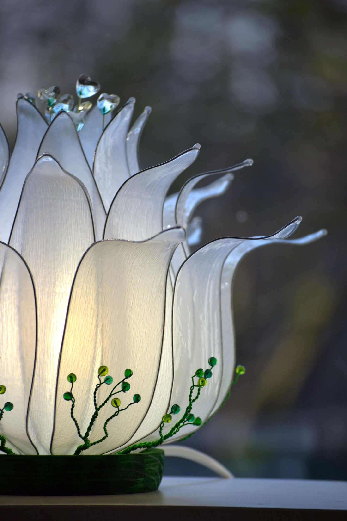 lampada da tavolo a forma di fiore di loto bianco fatta a mano