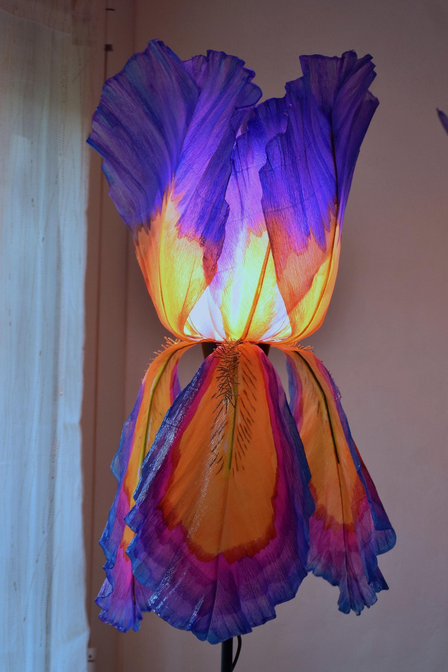 lampada da terra paralume fatto dipinto a mano forma di iris arancio viola in resina