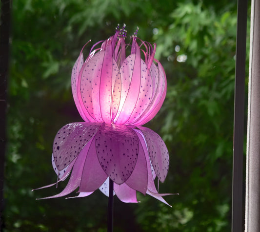 Lampada da terra in resina fiore gigante rosa lilla fatto e dipinto a mano