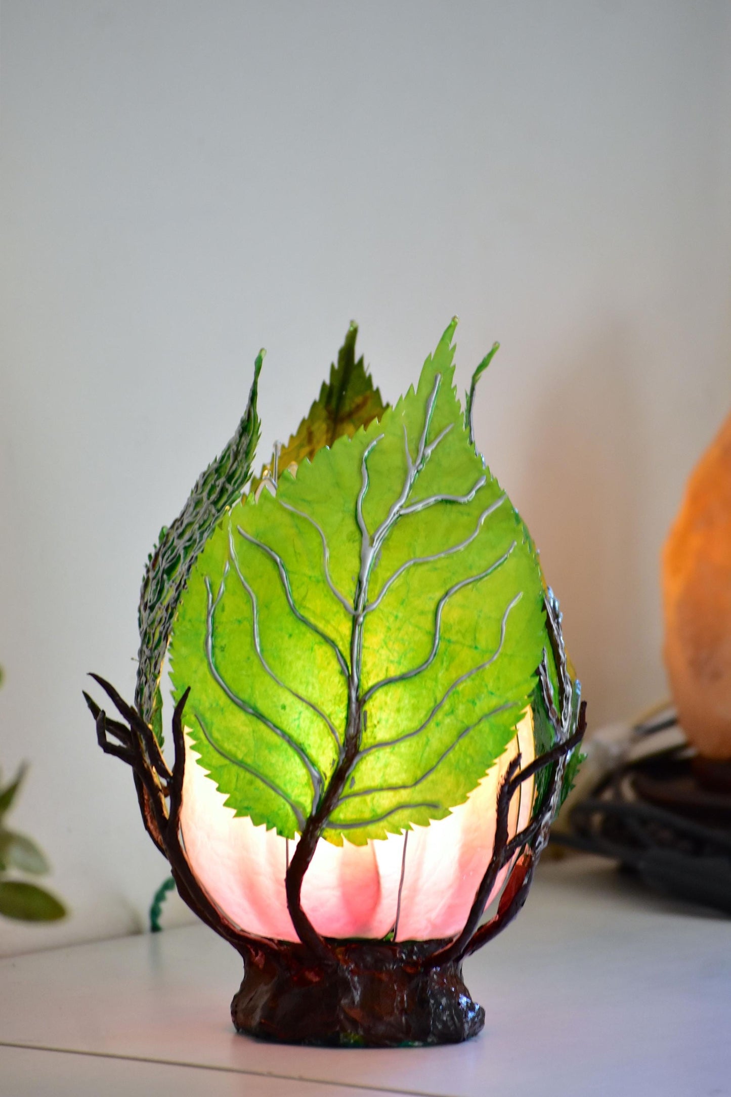 Lampada da tavolo con foglie verdi grandi in resina