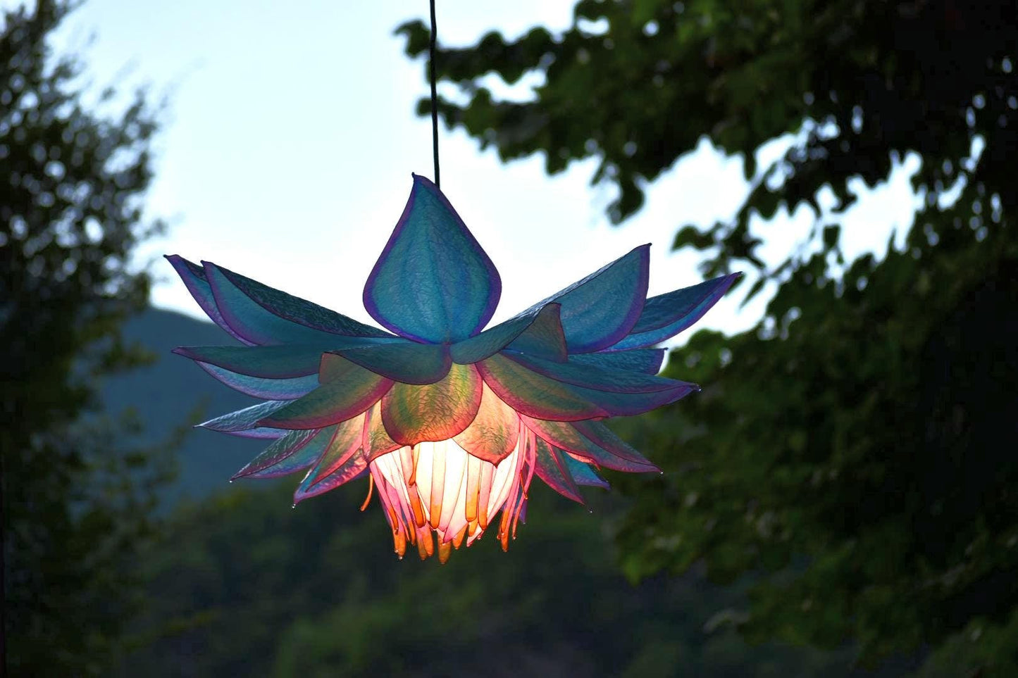 lampadario blu: paralume fiore in resina fatto e dipinto a mano