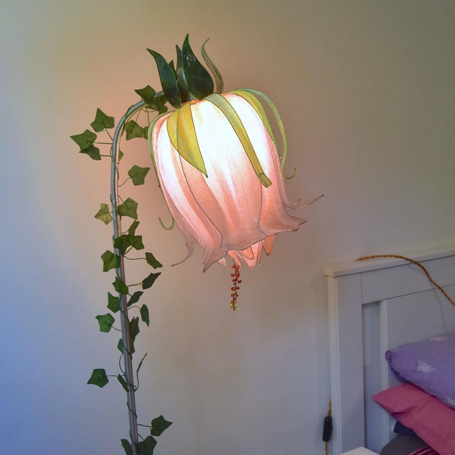 lampada da terra a forma di fiore beige orientabile in resina
