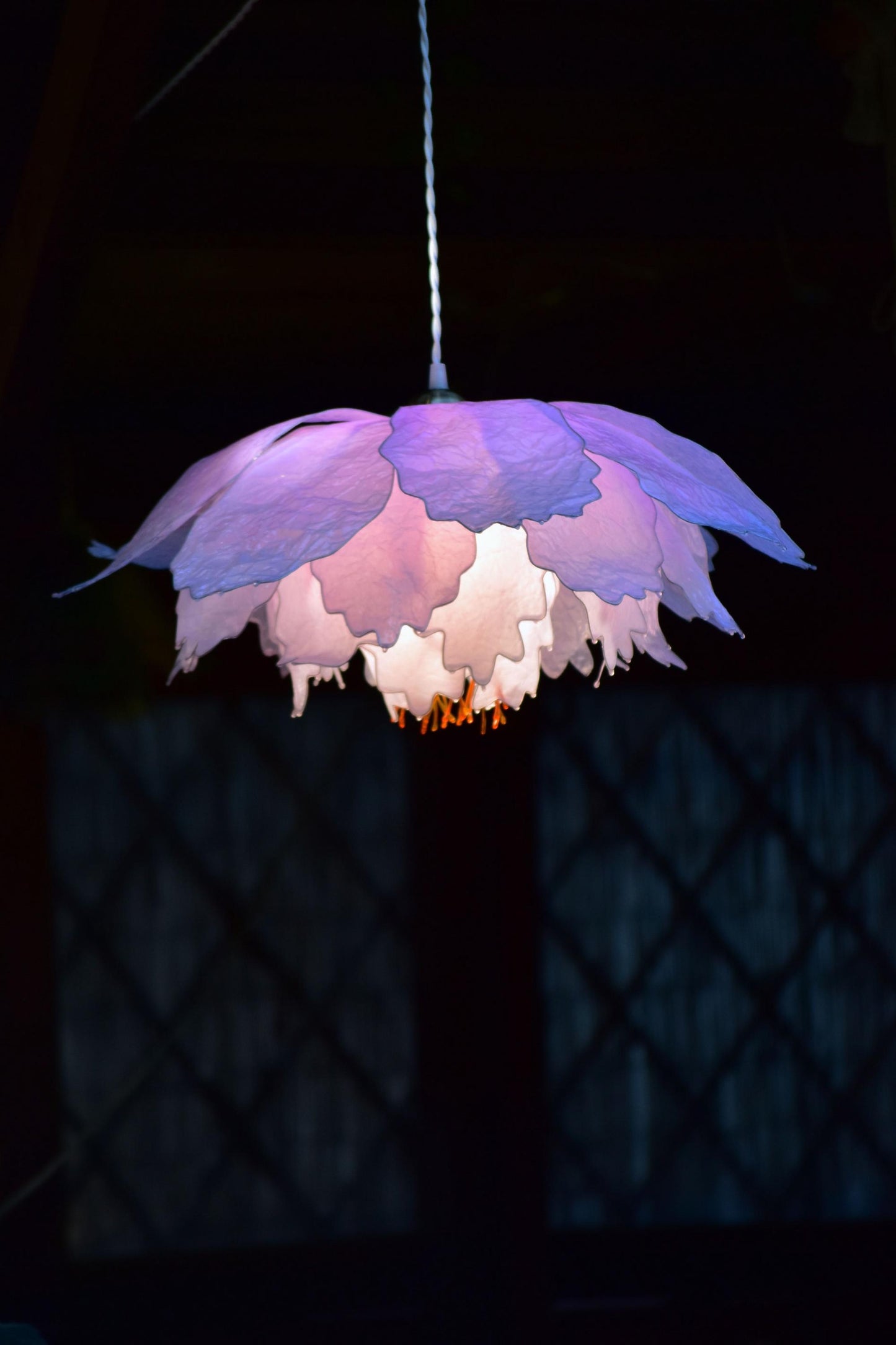 lampada sospensione a forma di fiore rosa bianco delicato dipinto a mano in resina