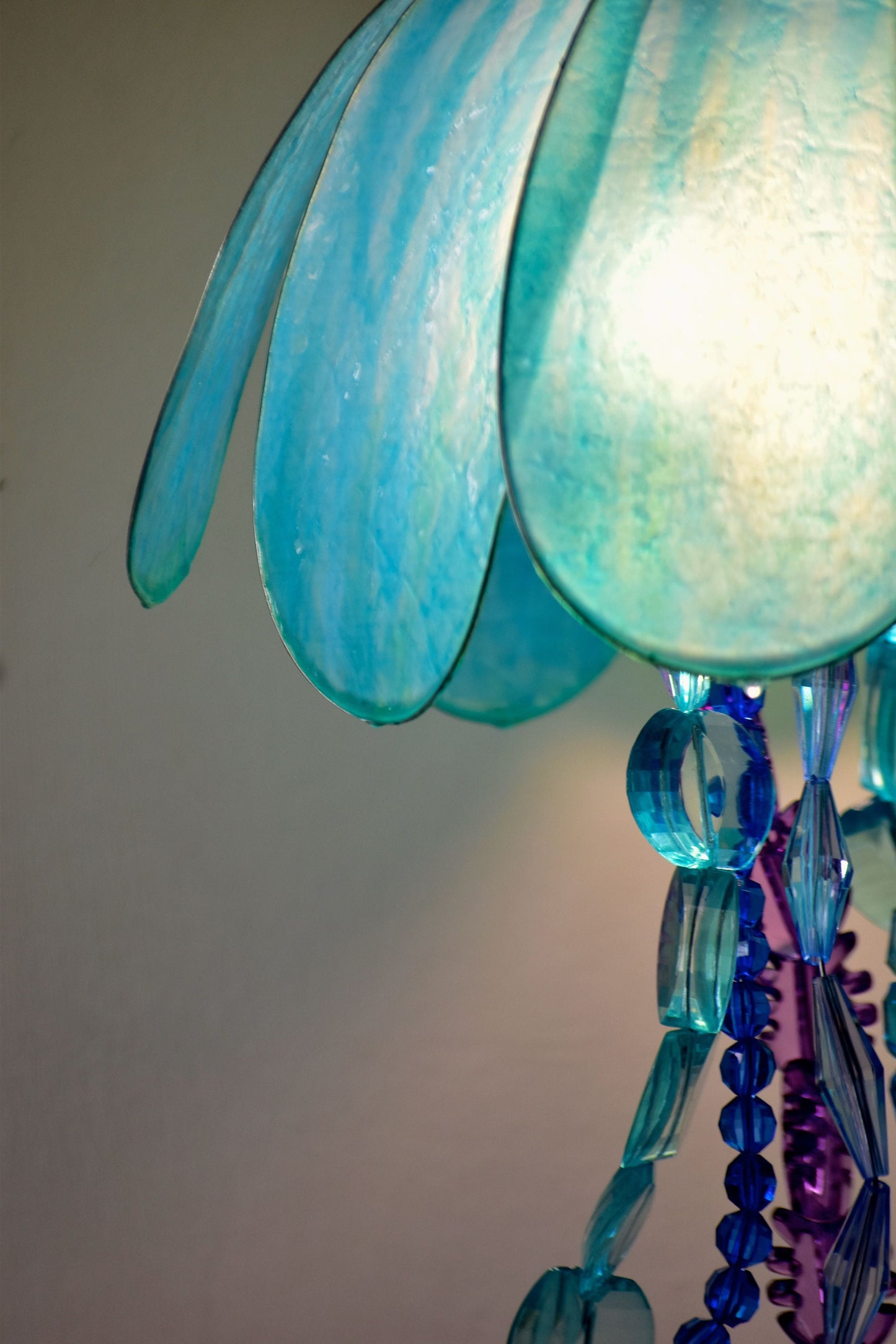 lampada a forma di medusa in resina da appendere alla parete, dipinta a mano