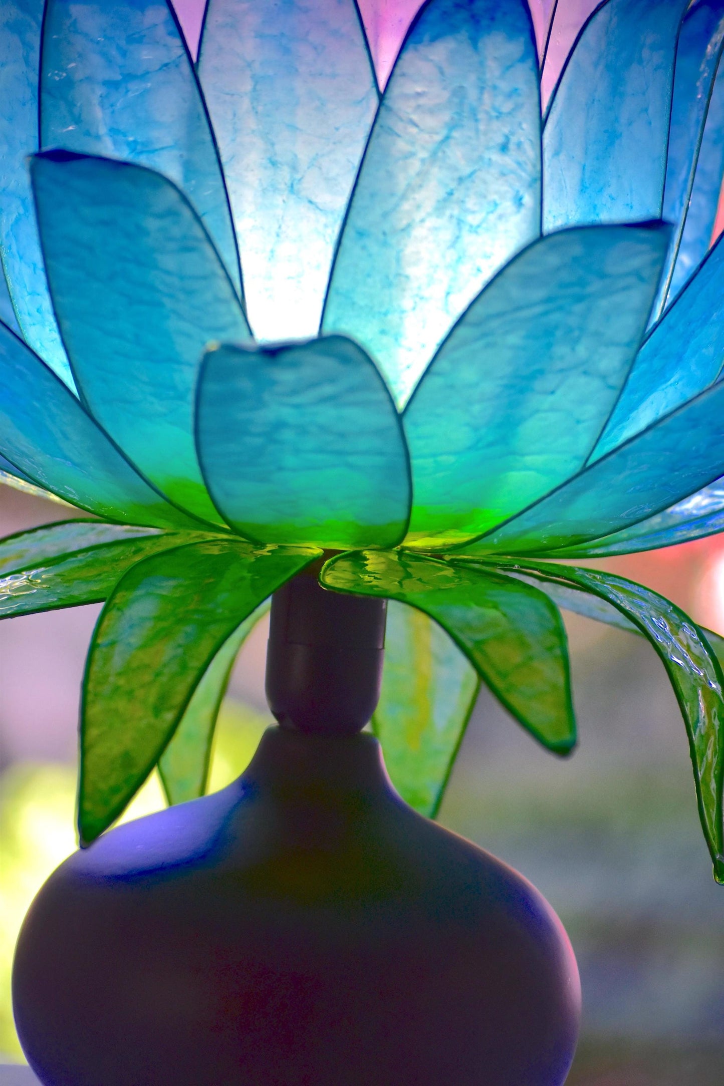 Lampada da tavolo a forma di fiore azzurro e viola con base in ceramica