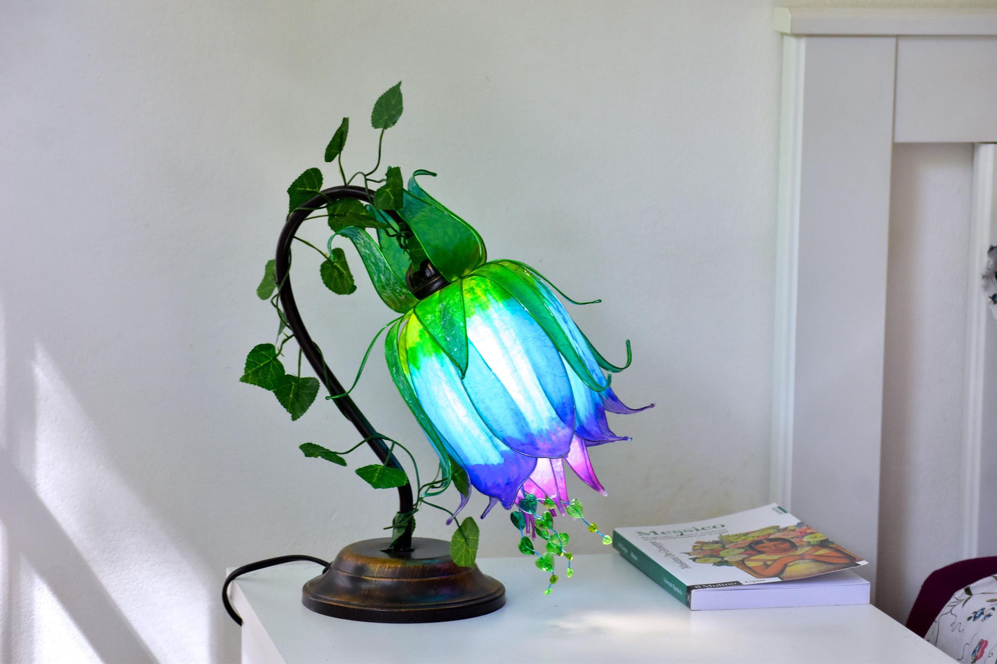 lampada da tavolo a forma di fiore blu fatta a mano in resina