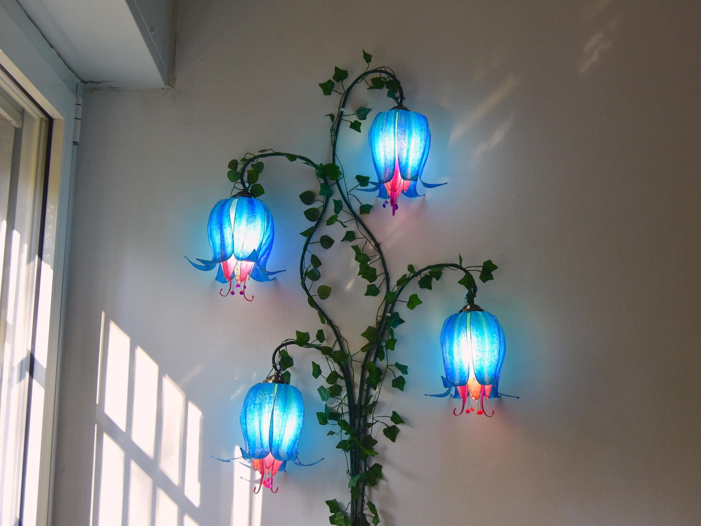 lampada da muro 4 fiori blu rampicanti in resina illuminazione romantica unica