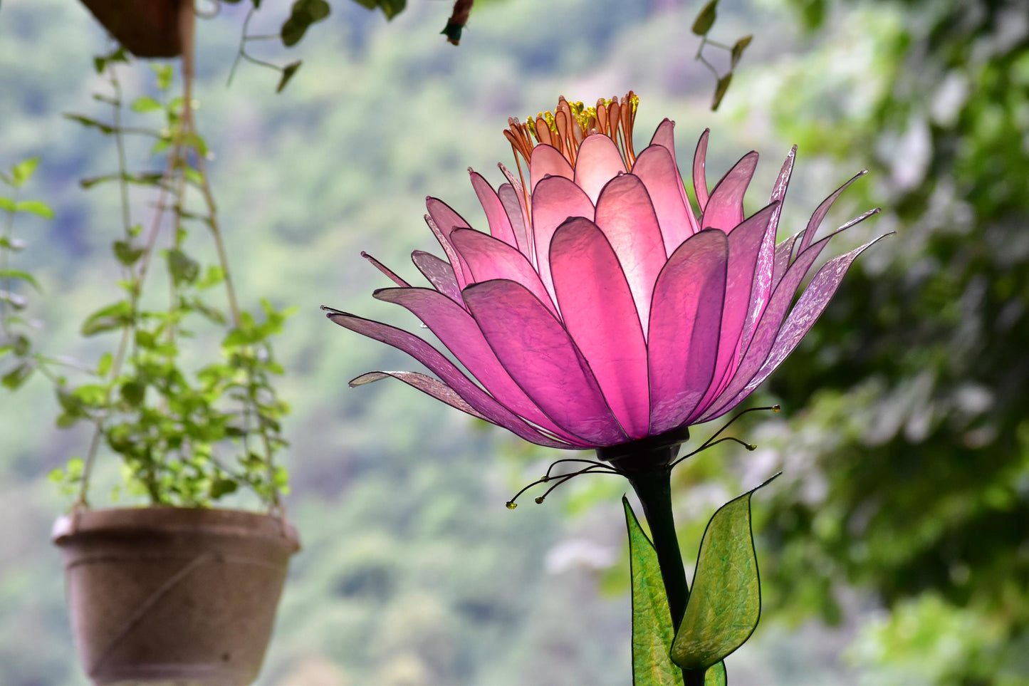 lampada da tavolo rosa decorativa fatta e dipinta a mano in resina