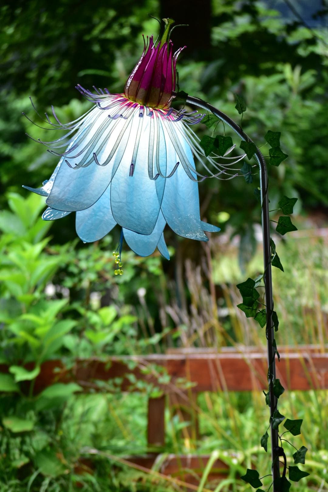 Lampada da lettura orientabile con paralume fiore di passiflora in resina