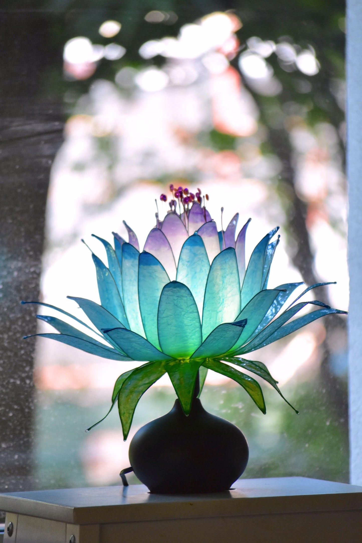 Lampada da tavolo a forma di fiore azzurro e viola con base in ceramica