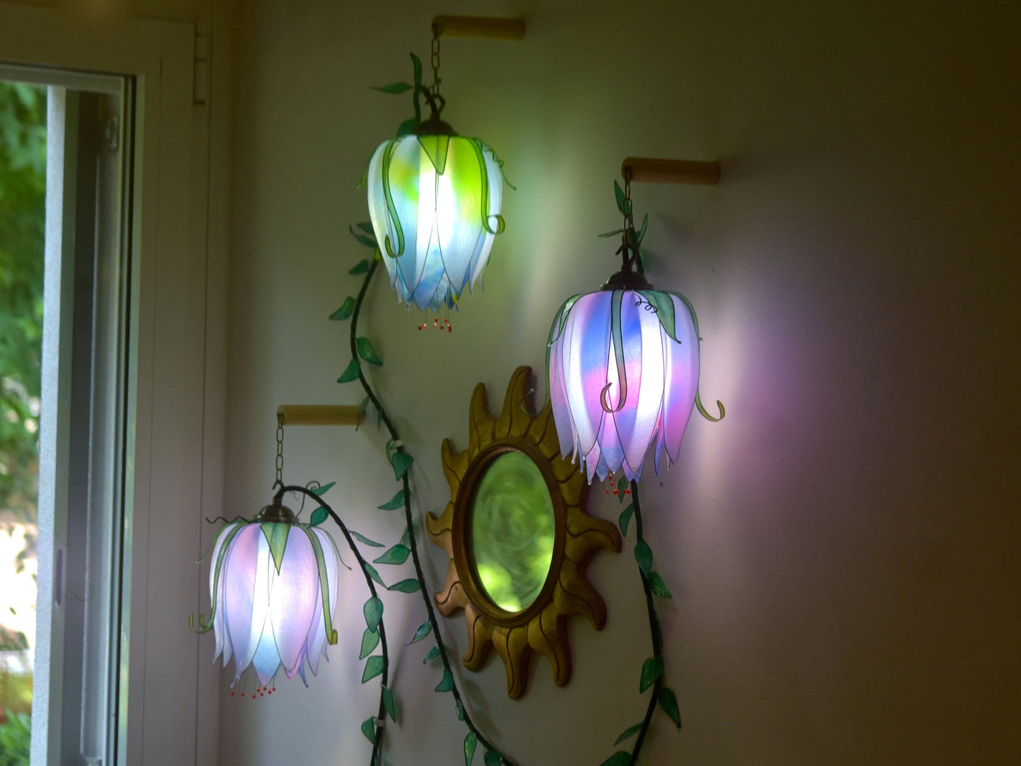 lampada da parete 3 luci:  forma di fiori rampicanti fatta dipinta a mano per ambiente romantico