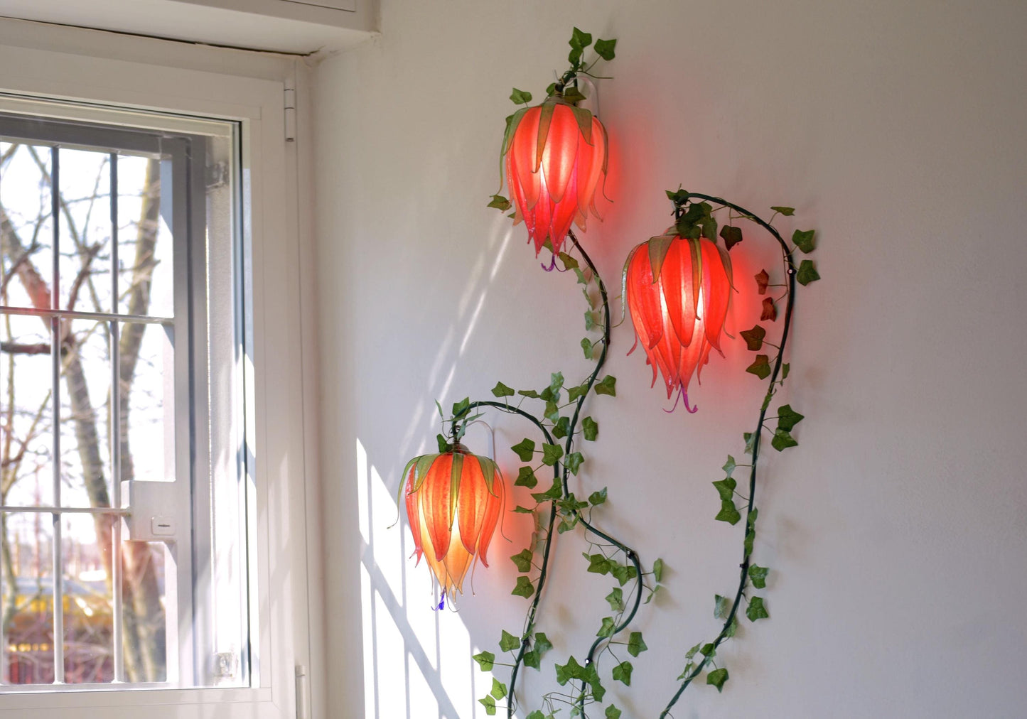 lampada da parete 3 fiori rampicanti arancioni in resina, pezzo unico fatto dipinto a mano