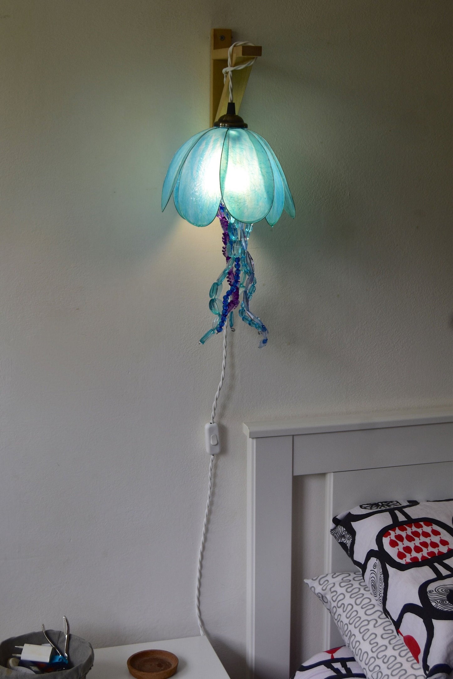 lampada a forma di medusa in resina da appendere alla parete, dipinta a mano
