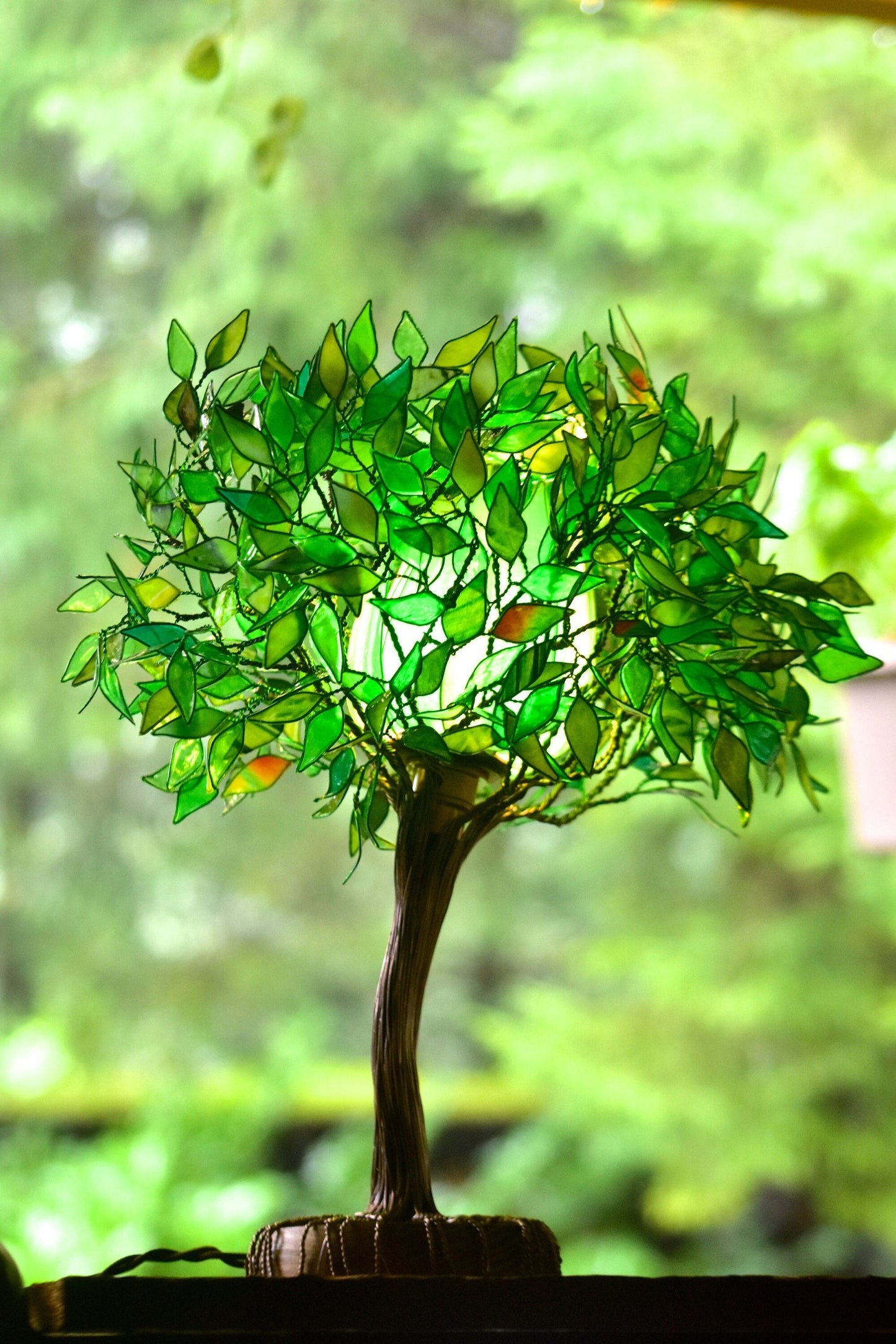 Lampada a forma di albero verde fatta a mano in resina pezzo unico