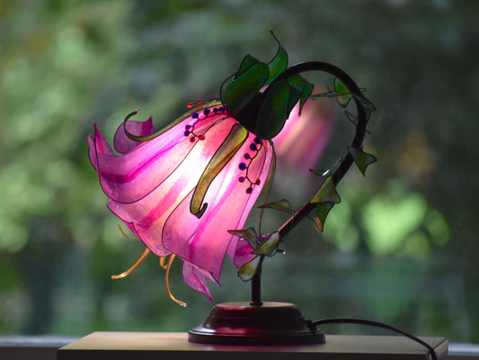lampada da tavolo a forma di fiore rosa in resina fatta e dipinta a mano