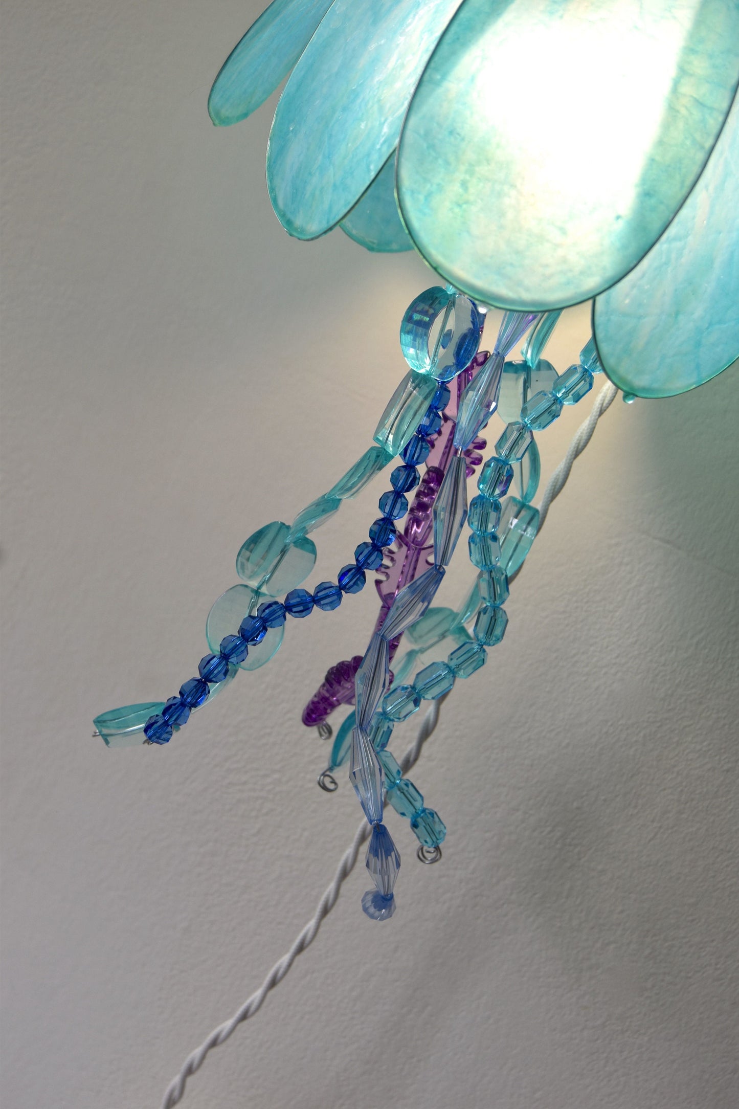 lampada a forma di medusa in resina da appendere alla parete, dipinta a mano