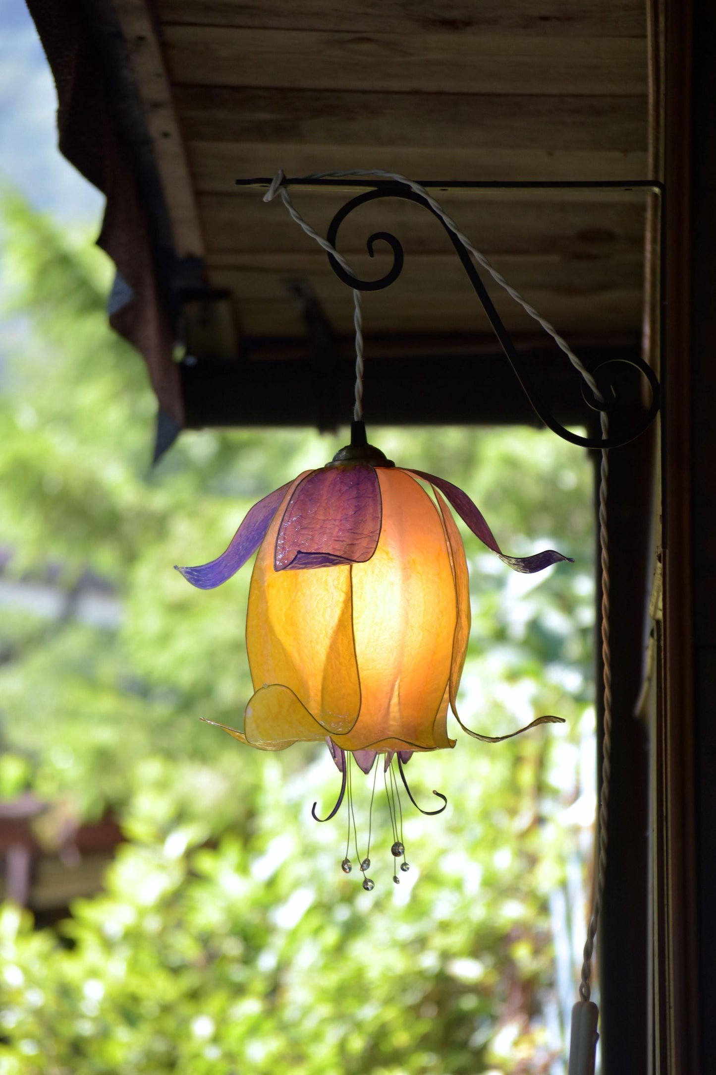 lampada da muro bocciolo di fiore giallo e viola in resina