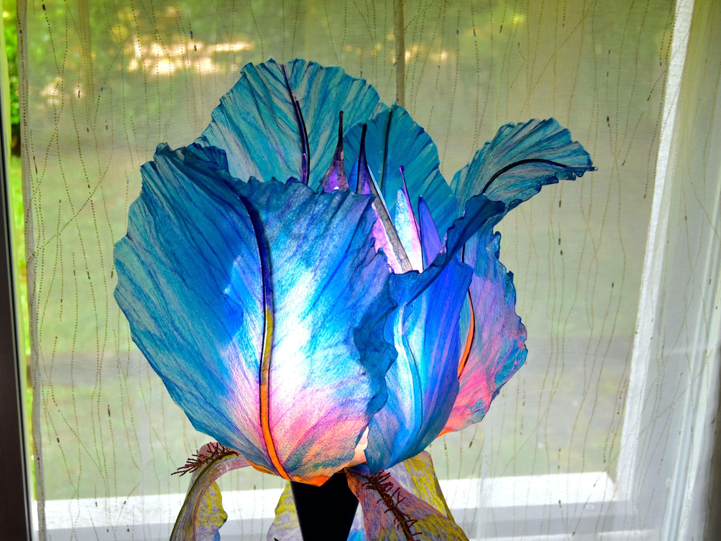 lampada da terra a forma di fiore di iris blu in resina dipinta a mano