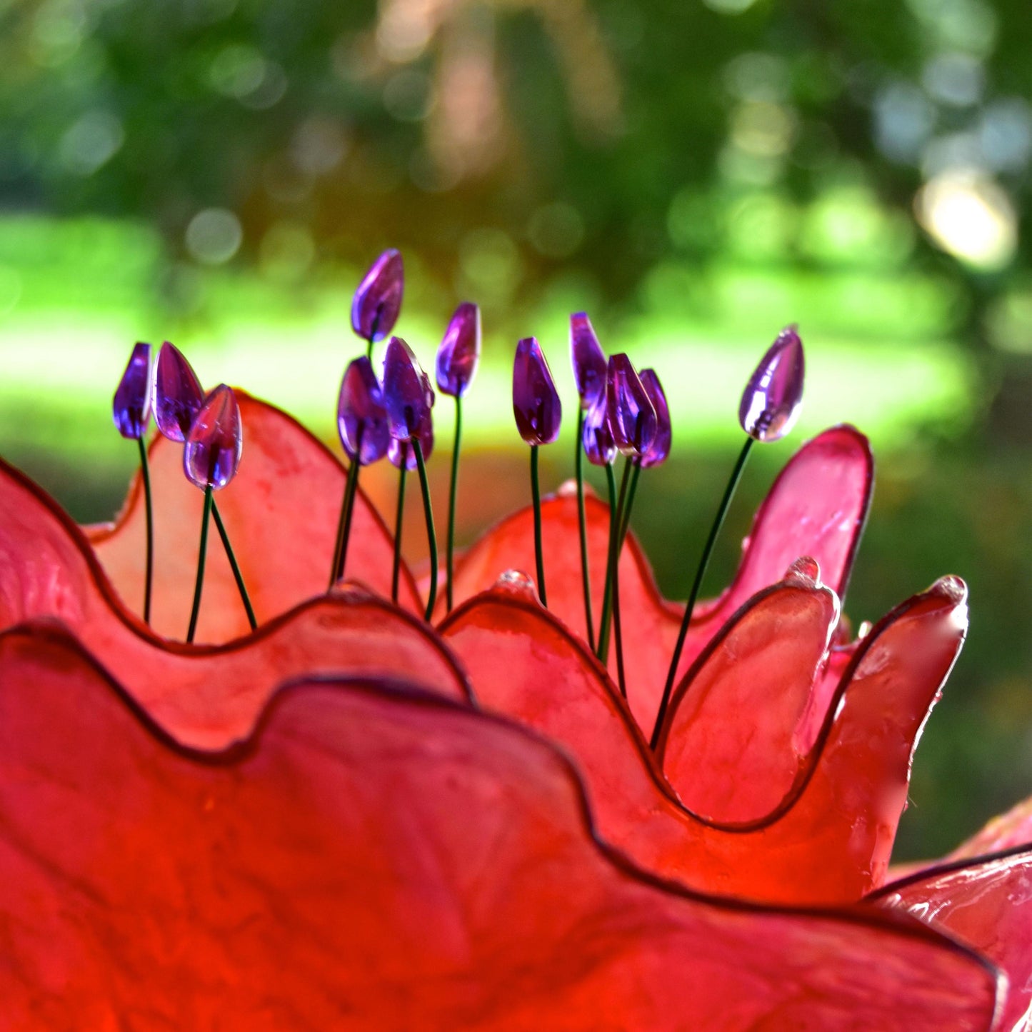 lampada da tavolo fiore rosso: pezzo unico di illuminazione fatto e dipinto a mano