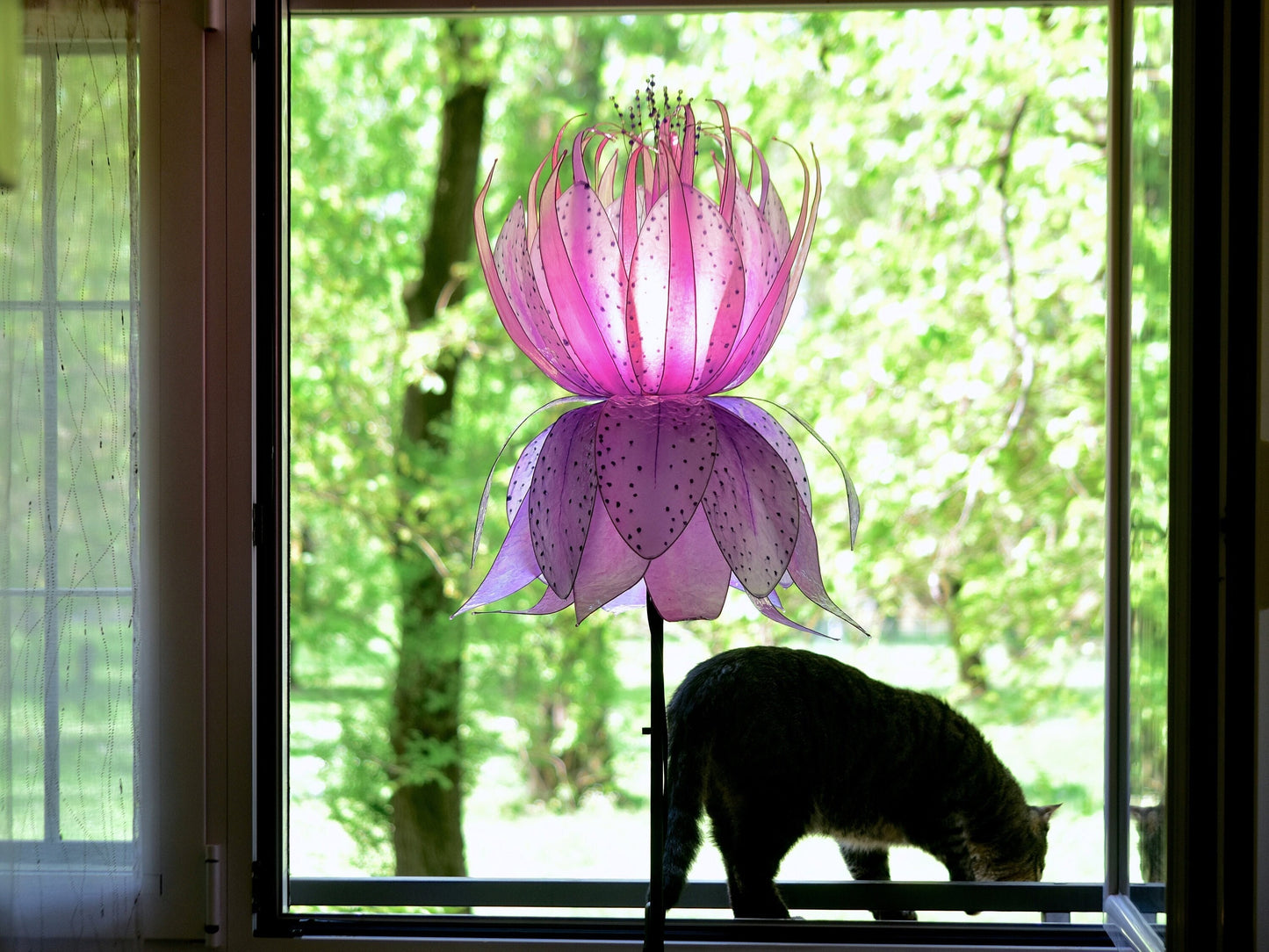 Lampada da terra in resina fiore gigante rosa lilla fatto e dipinto a mano