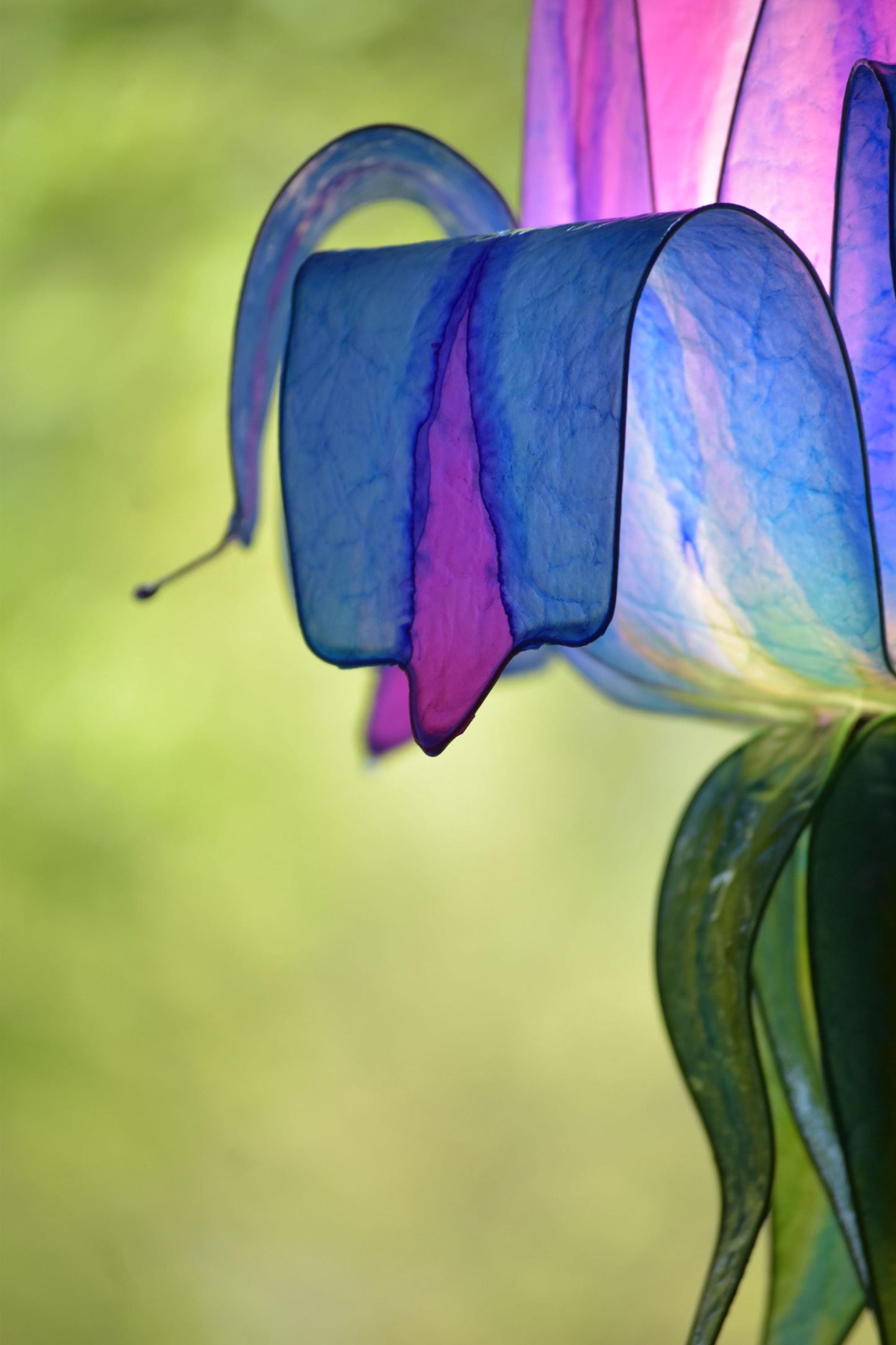 lampada a stelo con paralume in resina: forma di fiore colorato per arredamento ispirato alla natura