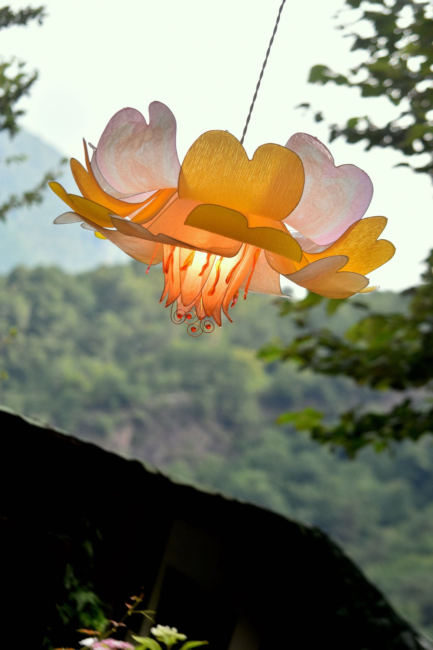 lampada sospensione per arredamento floreale in resina giallo e rosa pesca