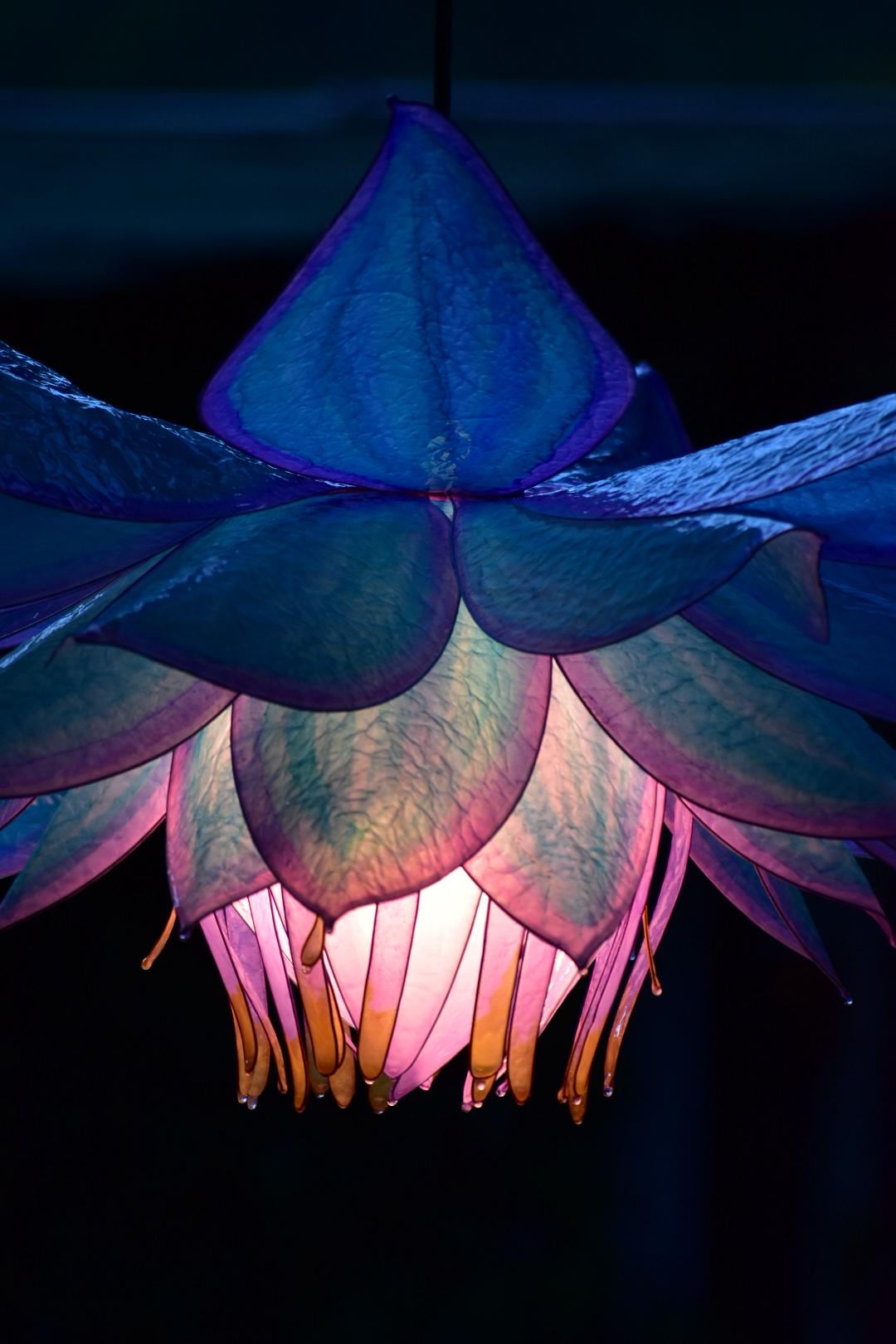 lampadario blu: paralume fiore in resina fatto e dipinto a mano