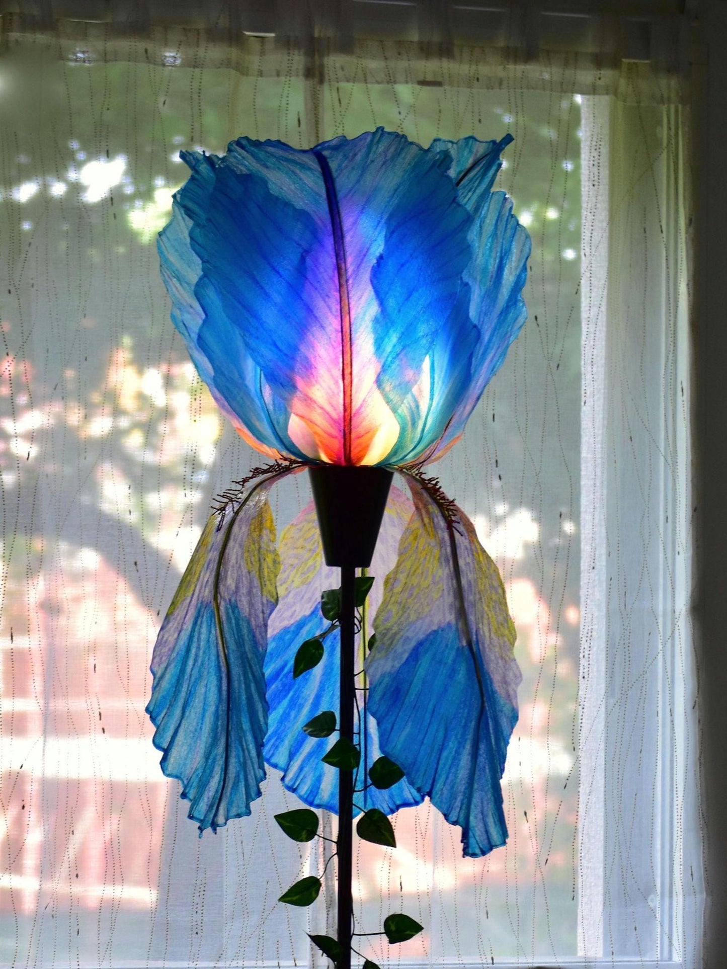 lampada da terra a forma di fiore di iris blu in resina dipinta a mano