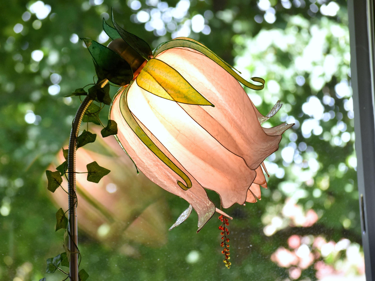 lampada da terra a forma di fiore beige orientabile in resina
