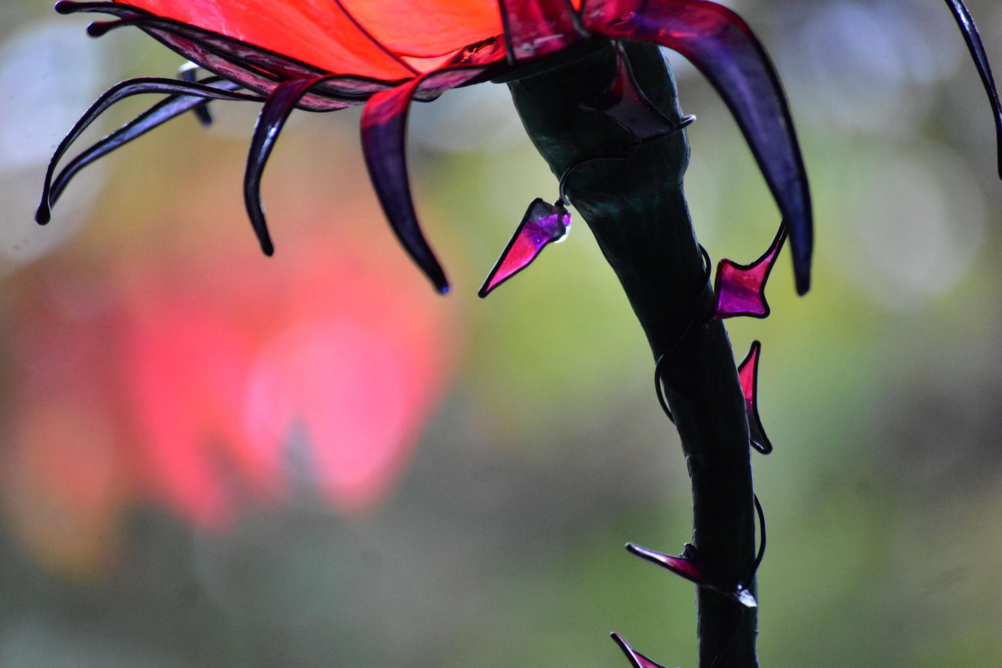 lampada da tavolo fiore rosso: pezzo unico di illuminazione fatto e dipinto a mano