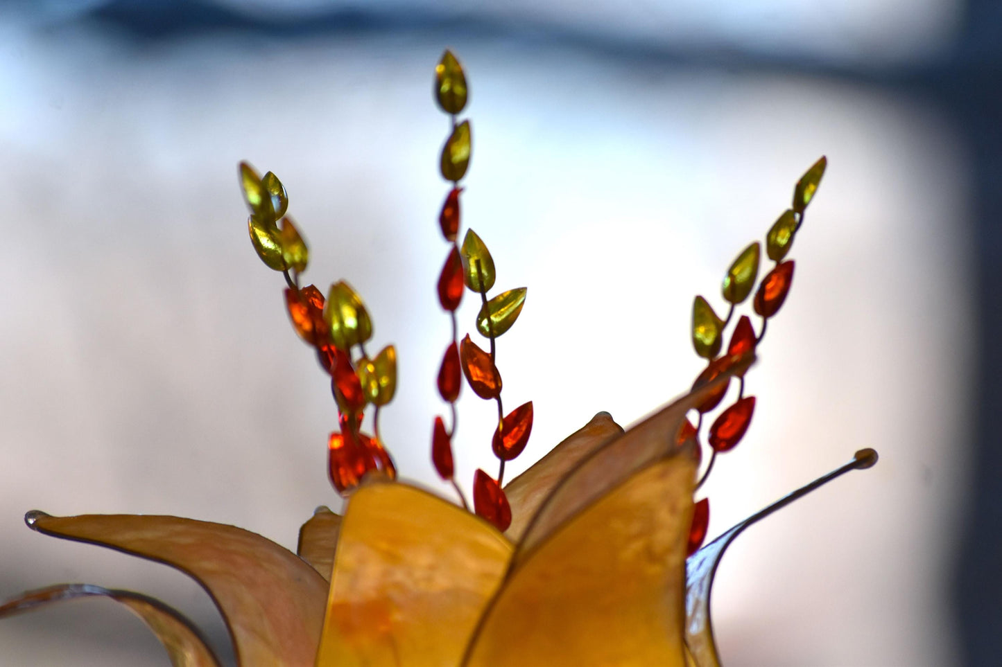 lampada stelo con paralume fiore arancione e giallo fatto e dipinto a mano in resina