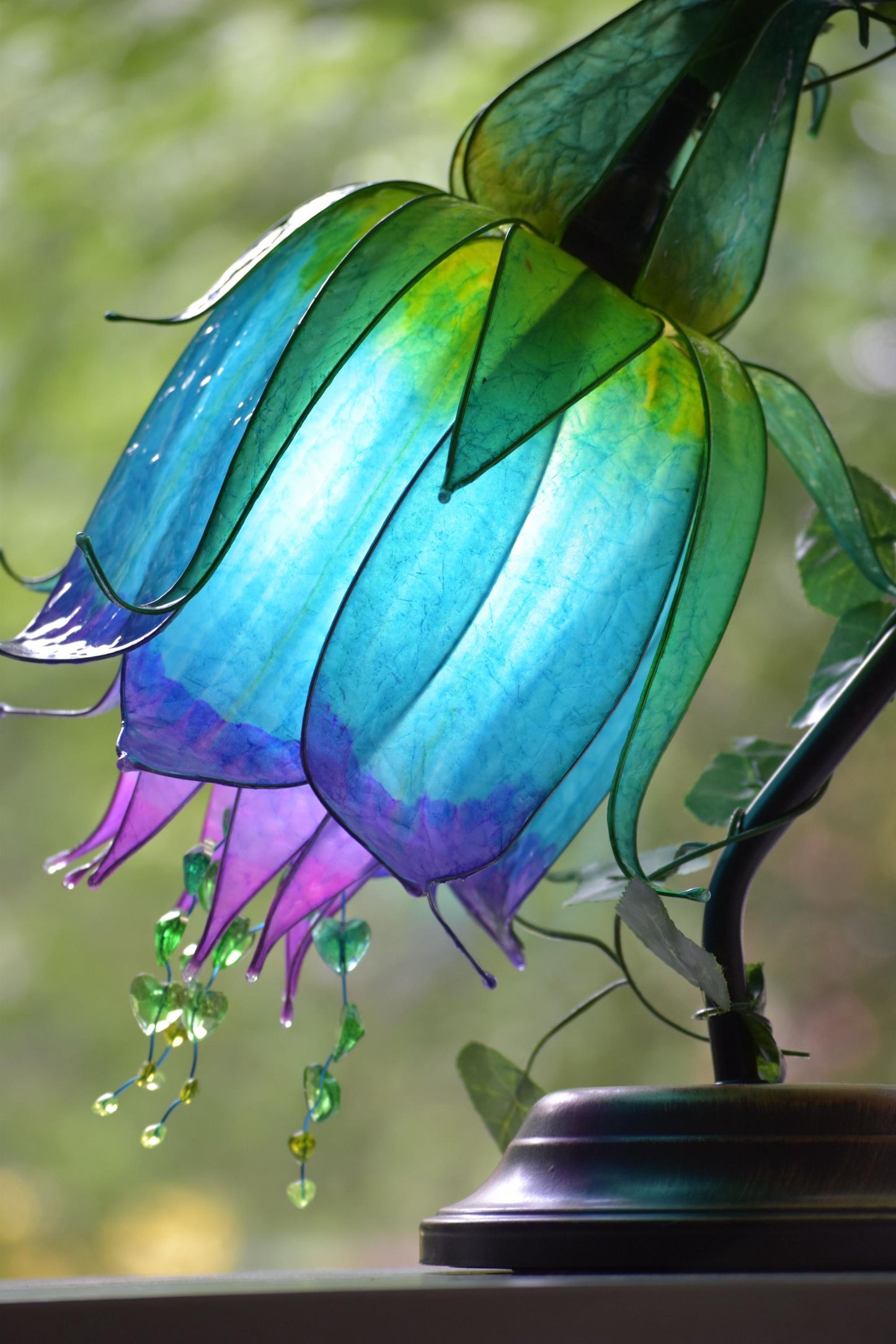 lampada da tavolo a forma di fiore blu fatta a mano in resina