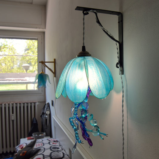 lampada a forma di medusa in resina da appendere alla parete, dipinta a mano