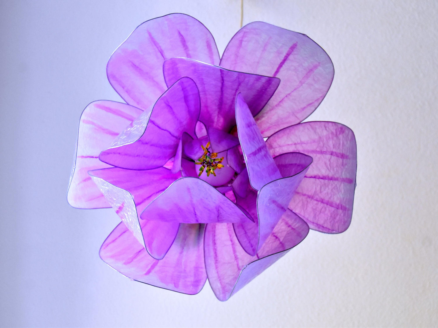 Lampadario rosa fatto e dipinto a mano a forma di fiore di magnolia