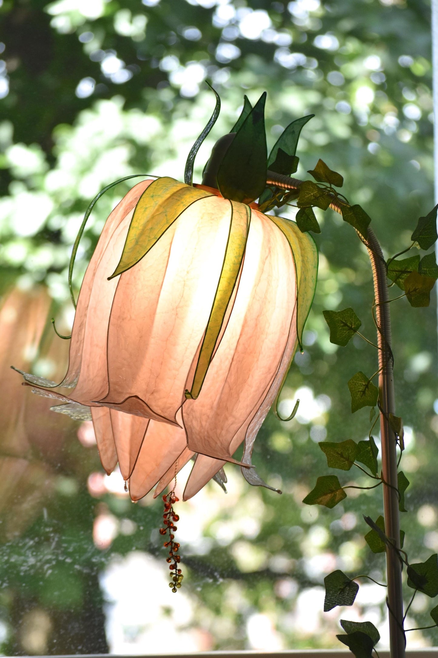 lampada da terra a forma di fiore beige orientabile in resina