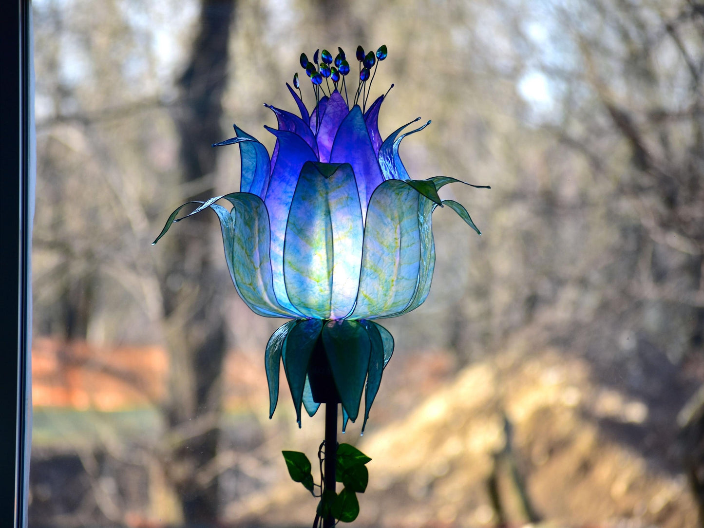 lampada da terra con paralume in resina ispirato alle piume di pavone blu e viola