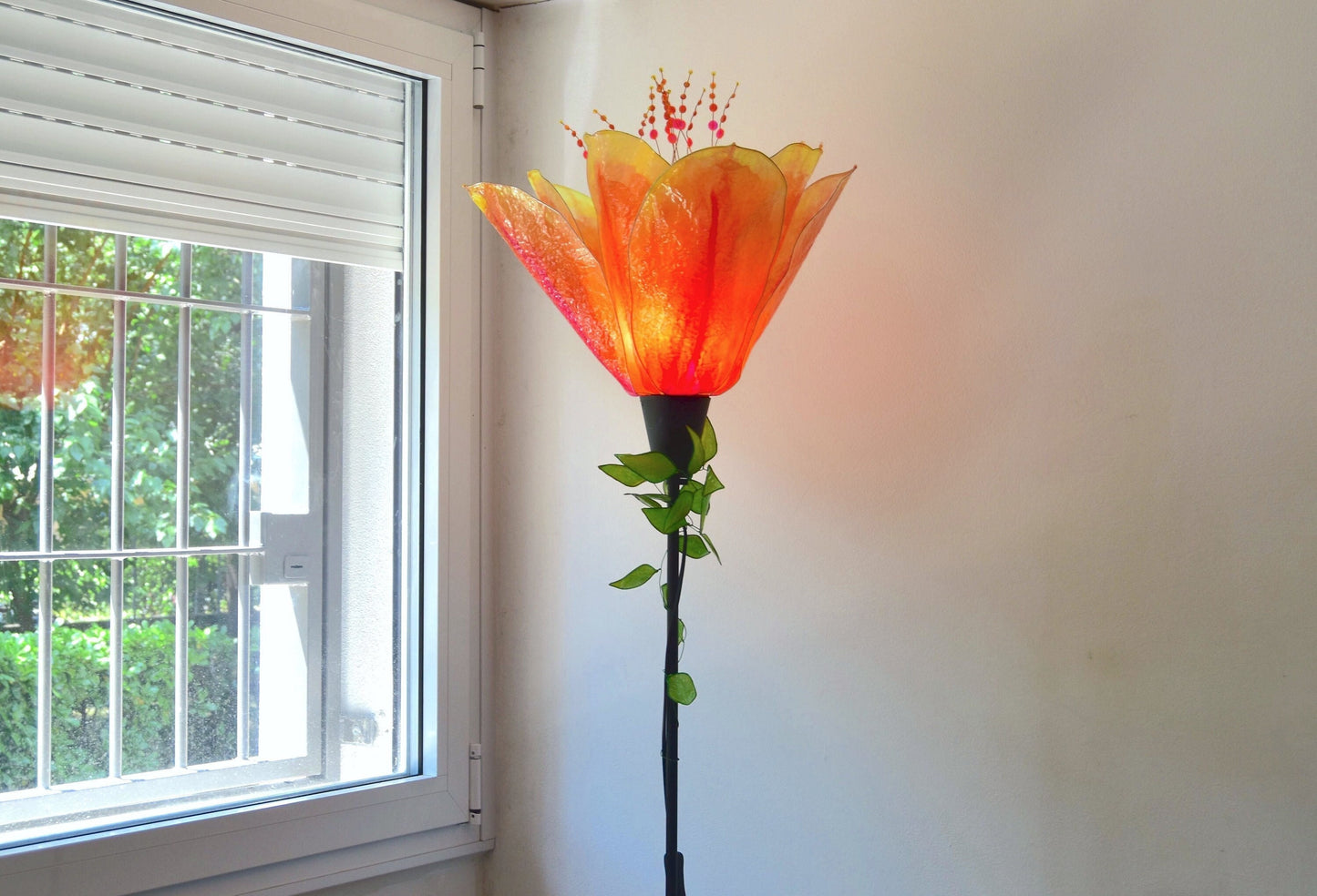 Lampada a stelo con paralume in resina tulipano arancione pezzo unico