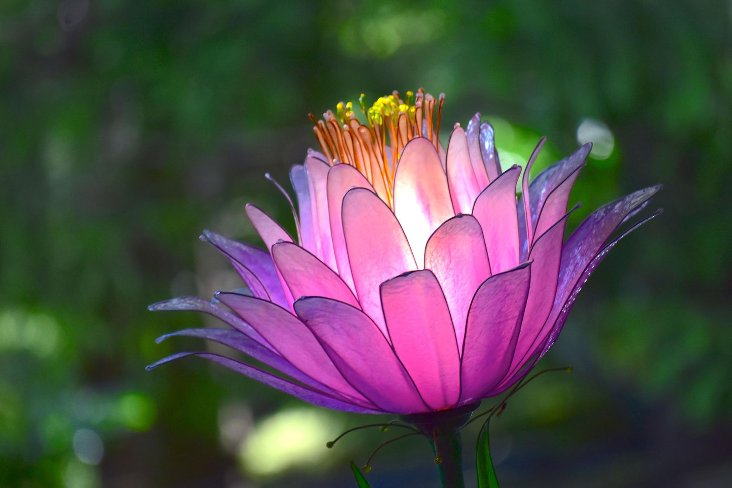 lampada da tavolo rosa decorativa fatta e dipinta a mano in resina
